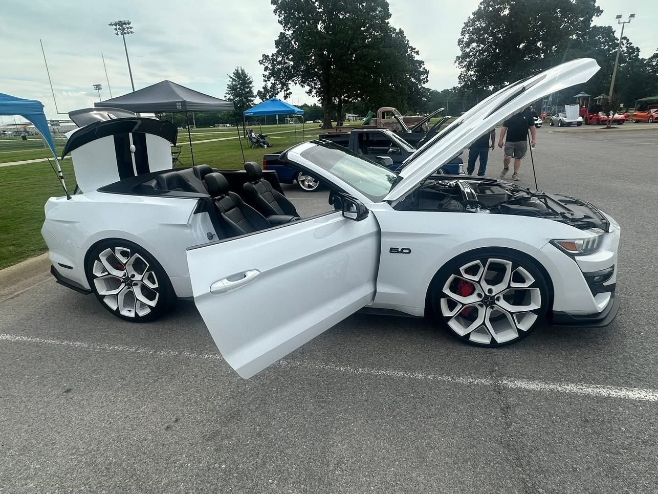 Customer's white car with powder-coated wheels by Nipper's Powder Coating
